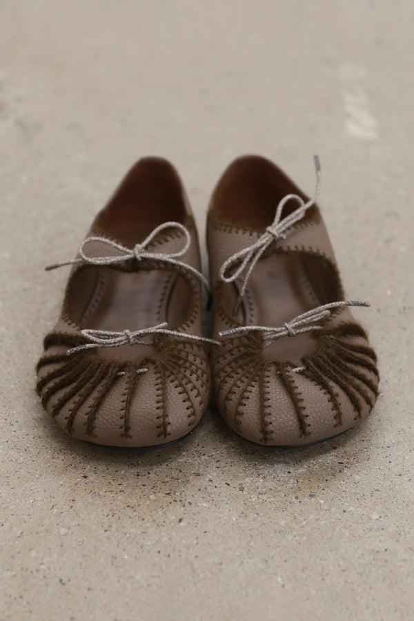SWAYING Fall/Winter 2025: Pleated lace-up Mary Jane shoes SW-SW25AW4P07C2S36-HZ (Grey/Brown)